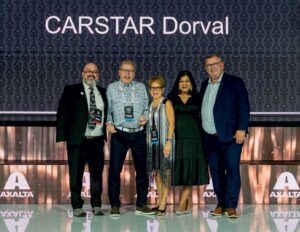 En septembre 2025, Gabriel Roubeiz reçoit officielle-ment le prix CARSTAR Recrue de l’année, aux côtés de son épouse Caroline, des mains de Sabrina Thring, présidente de CARSTAR, Rémi Michaud, directeur de CARSTAR Québec, et Dave Foster, vice-président Développement.